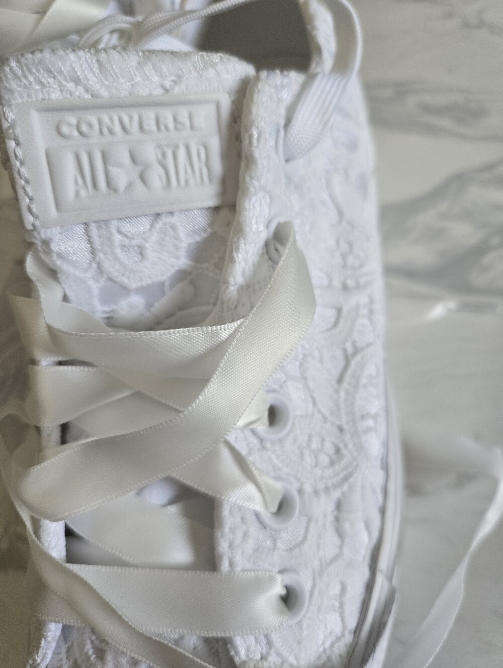 NWOT! Converse Women's White Lace Ribbon Platform Sneakers. Size 8 - Picture 7 of 7